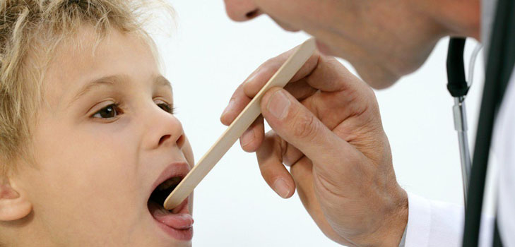 Que faire si un enfant a mal à la gorge