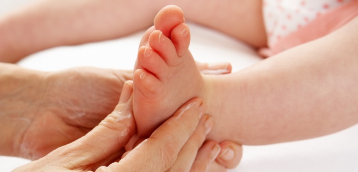 Bébé massage des pieds: prendre soin de votre bébé