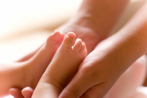 Bébé massage des pieds: prendre soin de votre bébé