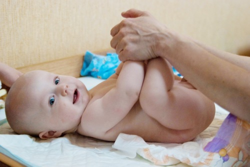Bébé massage des pieds: prendre soin de votre bébé