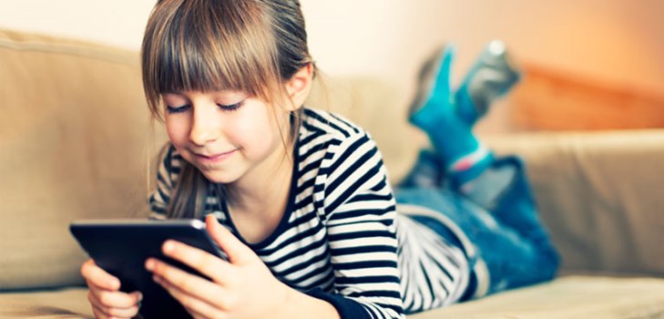 Enfant d'âge préscolaire demande une tablette en cadeau: acheter ou non?