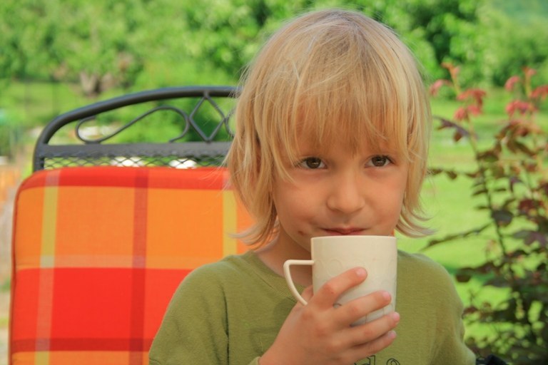 l'enfant boit de l'eau