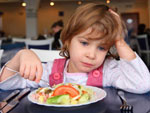 Si l'enfant est méchant au dîner Si l'enfant est méchant au dîner