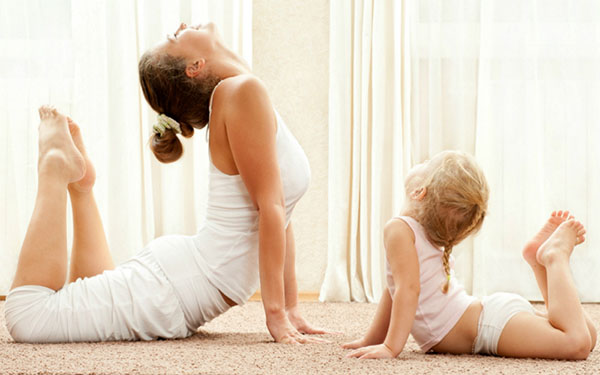 Jouer au yoga: trois exercices utiles pour l'enfant
