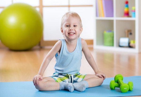Jouer au yoga: trois exercices utiles pour l'enfant