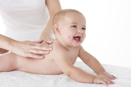 Comment masser un bébé