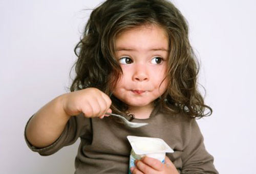 Comment apprendre à un enfant à manger avec une cuillère et une fourchette?