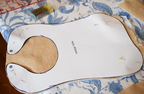 Comment coudre un bavoir de bébé avec vos propres mains
