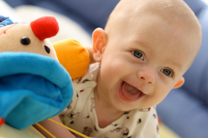 l'enfant se réjouit