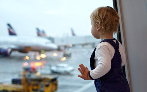 Un petit enfant dans l'avion: conseils de parents expérimentés