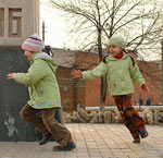Jouer à des jeux avec des enfants en plein air Jouer à des jeux avec des enfants en plein air