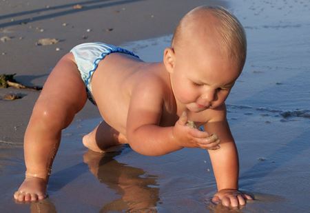 Un enfant marche sur la plage
