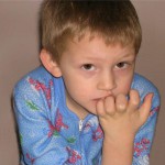 L'enfant ronge les ongles: que faire?