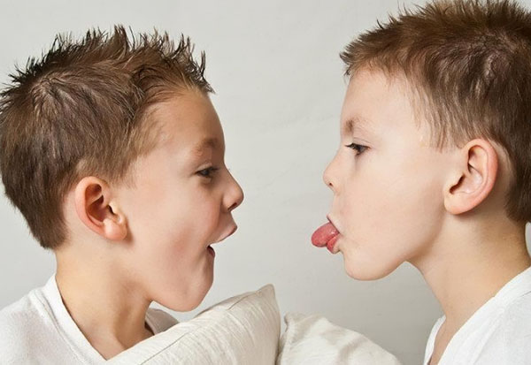 Sweet couple: comment éduquer les jumeaux