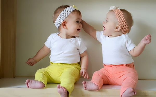 Sweet couple: comment éduquer les jumeaux