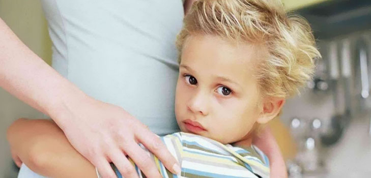 Timide enfant: que faire aux parents