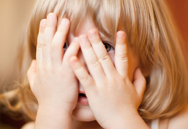 Timide enfant: que faire aux parents