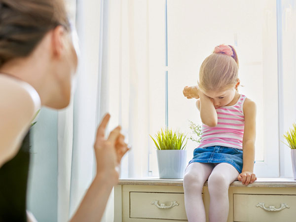 Timide enfant: que faire aux parents