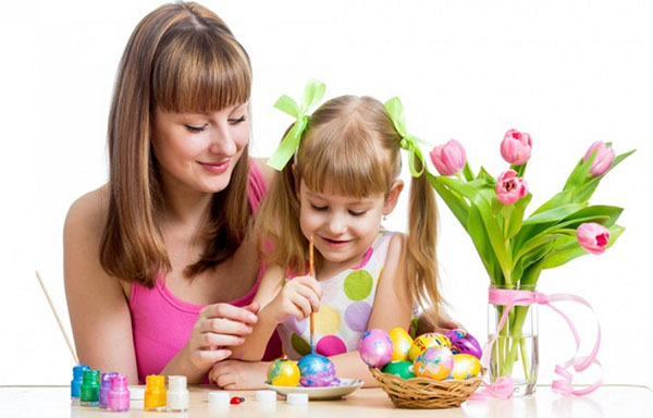 Pâques lumineux: comment se préparer à la célébration avec l'enfant