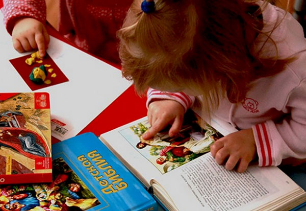 Pâques lumineux: comment se préparer à la célébration avec l'enfant