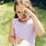L'enfant a des ecchymoses sous les yeux: pourquoi?