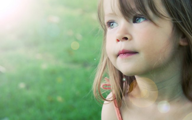 L'enfant a des ecchymoses sous les yeux: pourquoi?