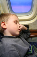 Dans un avion et dans un train avec un petit enfant