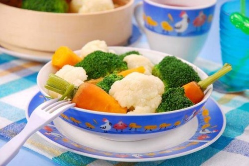 Introduction de l'alimentation complémentaire à l'enfant dans 5 mois