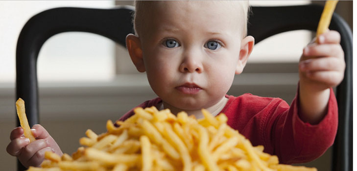 La nourriture frite au menu de l'enfant: comment, quand et combien