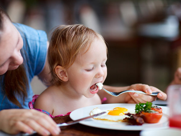 La nourriture frite au menu de l'enfant: comment, quand et combien