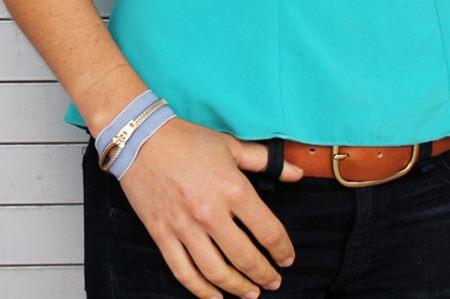 Bracelet pour les jeans semble élégant sur le bras