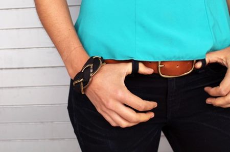 Bracelet-tresse sur le bras
