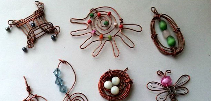 5 pendentifs simples faits de fil et de perles par vos propres mains