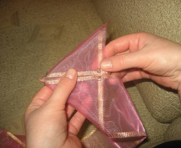 Comment faire un arc de ruban de satin avec vos propres mains