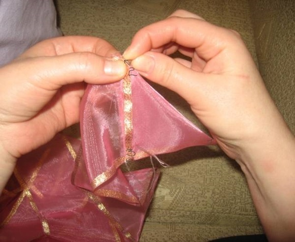 Comment faire un arc de ruban de satin avec vos propres mains
