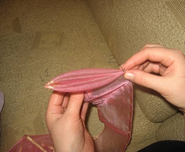 Comment faire un arc de ruban de satin avec vos propres mains