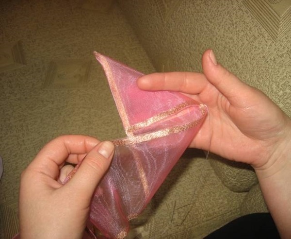 Comment faire un arc de ruban de satin avec vos propres mains