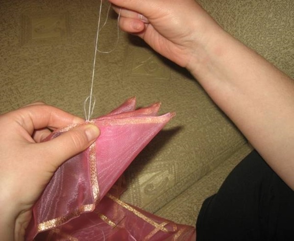 Comment faire un arc de ruban de satin avec vos propres mains