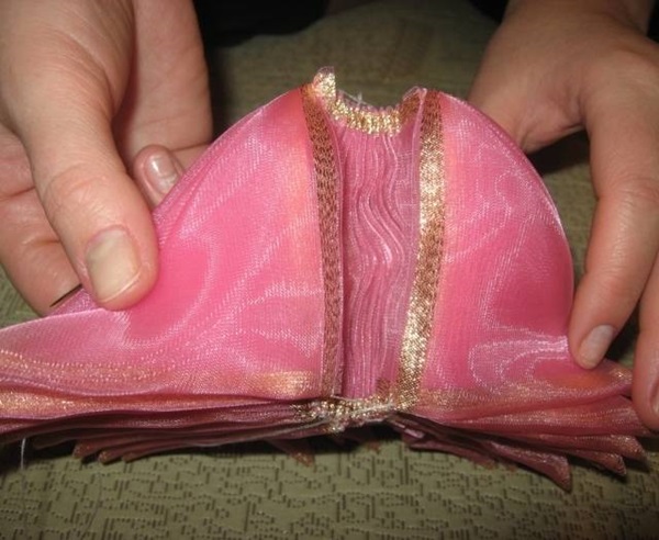 Comment faire un arc de ruban de satin avec vos propres mains