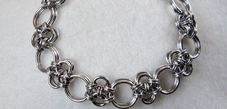  Bracelet fait d'anneaux 