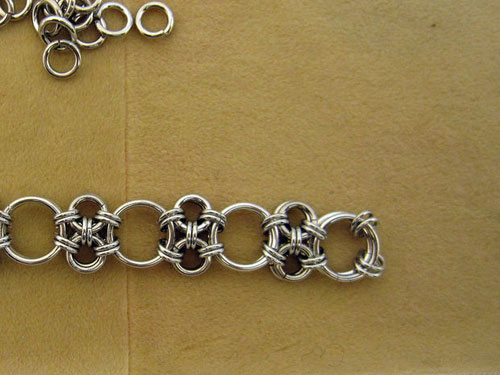 Le début du bracelet et le début de chaque section