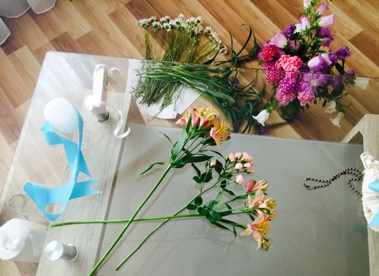 Combinaison d'alstroemeria et une petite rose pour un bouquet