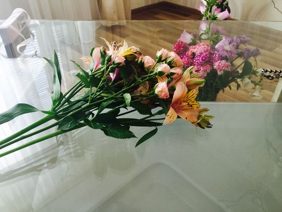 Combiner l'alstroemeria et une petite rose pour un bouquet