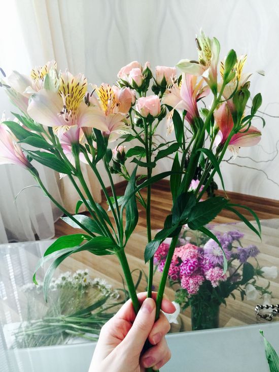Nous étalons des fleurs dans un bouquet