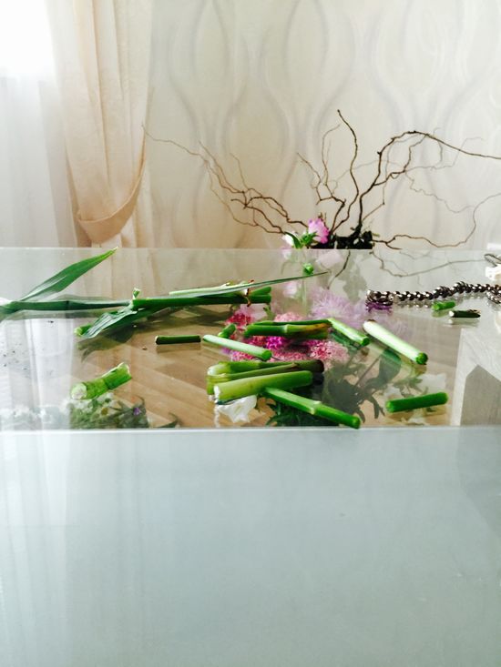 Nous réparons le bouquet avec du ruban