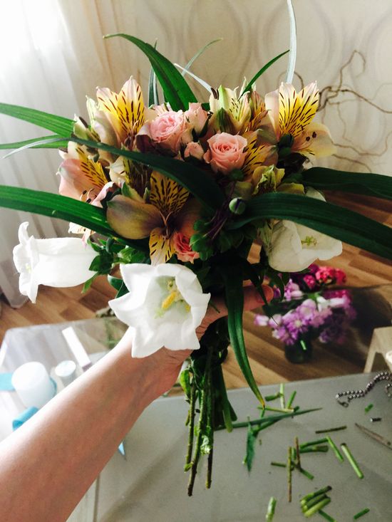 Fixer un bouquet avec un ruban
