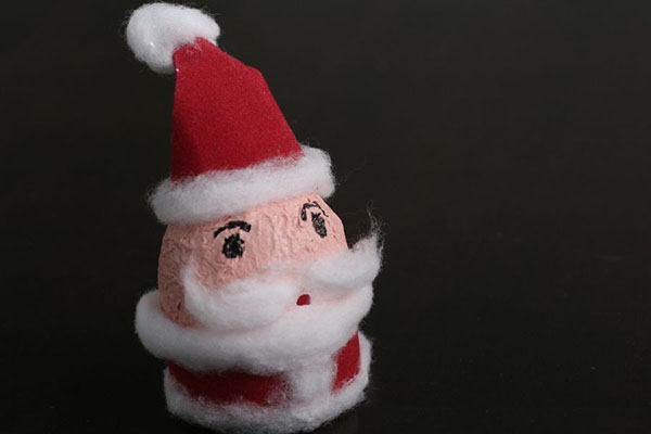 Père Noël avec leurs mains sur la nouvelle 2017 - étape par classes de maître étape à partir de matériaux de rebut, des bouteilles en plastique, tasses, photo et vidéo