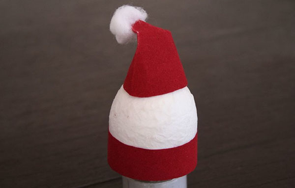 Père Noël avec leurs mains sur la nouvelle 2017 - étape par classes de maître étape à partir de matériaux de rebut, des bouteilles en plastique, tasses, photo et vidéo
