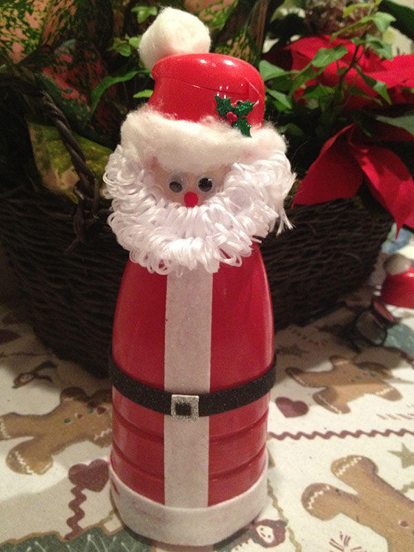 Père Noël avec leurs mains sur la nouvelle 2017 - étape par classes de maître étape à partir de matériaux de rebut, des bouteilles en plastique, tasses, photo et vidéo