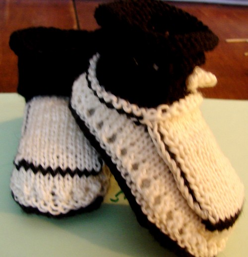 Bottines noires et blanches avec des aiguilles à tricoter pour l'été